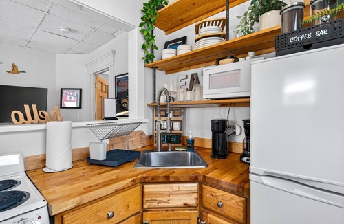Old North End Apartment | Downtown 1BR - 5 min walk to Church St Dining and Shops - 1st Floor & Parking