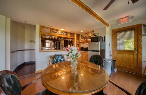 Eureka Springs Historic District Hotel | Downtown Four Poster Piedmont