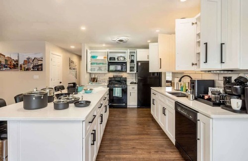 Milwaukee House | Downtown Oasis! Hot Tub, Garage, 2 King Huge yard!