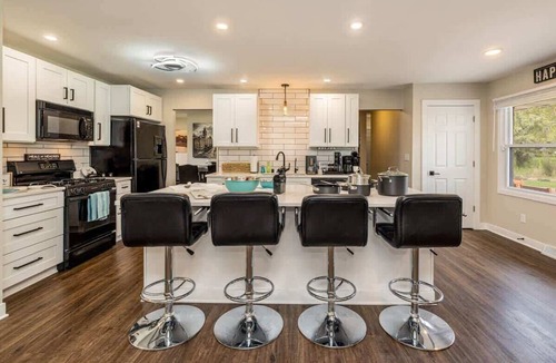 Milwaukee House | Downtown Oasis! Hot Tub, Garage, 2 King Huge yard!