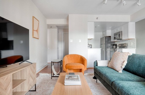 Ballston Apartment | Dreamy Ballston 1BR w/W/D, Gym & Pool, near Metro, by Blueground