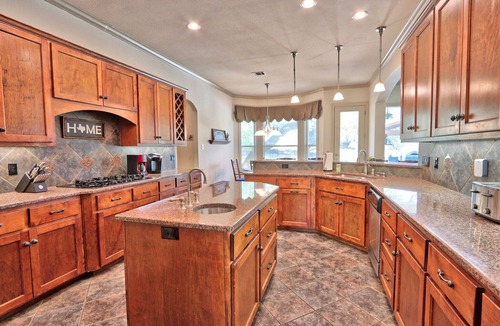 Driftwood House | Driftwood Manor - Upscale Hill Country property with Private Pool!