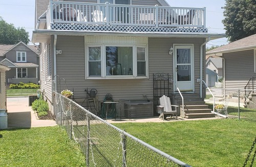 Oshkosh House | EAA Oshkosh Lakefront Comfortable Whole House AC Parking WiFi Sleeps 6