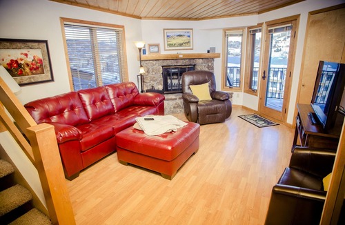 Mount Crested Butte Condo | Eagle's Nest Condo | 3 Bedroom | Shared Hot Tub | Free Shuttle to Ski Area