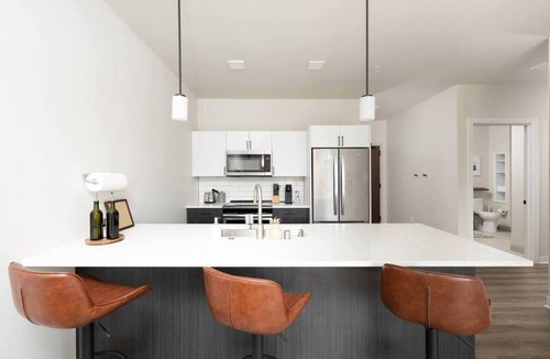 Lower East Side Apartment | East Side Luxury 1BR Apt - Near Brady St with Balcony and Lounge - Sleeps 4