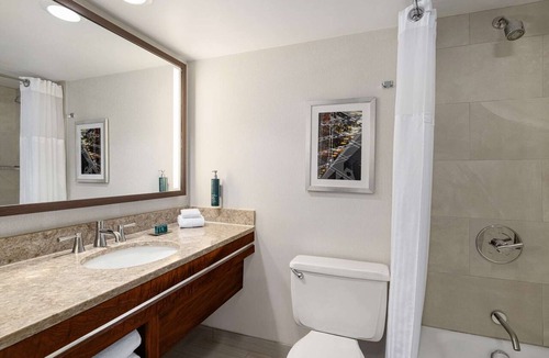 Green Tree Hotel | Easy Access To Downtown + Free Parking&Restaurant