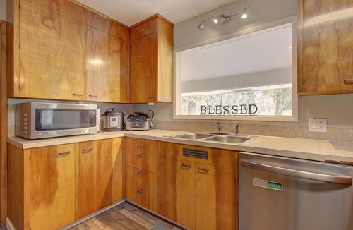 Dollar Corner House | Easy Commute /LRG Property /Hot Tub /Pet Frndly /Kid Friendly /Spacious