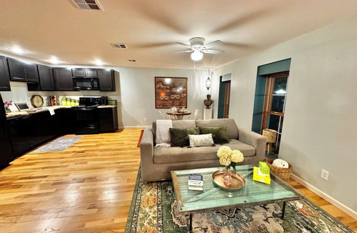 Historic Downtown La Crosse Apartment | Eclectic Unique Cozy 1-bedroom apartment with WiFi, AC in charming La Crosse