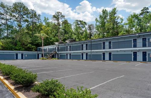 Tallahassee Cabin | Econo Lodge Tallahassee Downtown - University