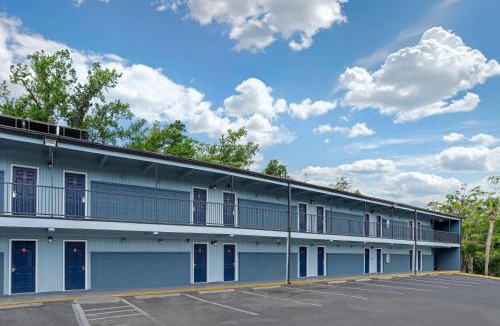 Tallahassee Cabin | Econo Lodge Tallahassee Downtown - University