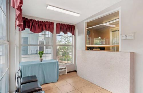 Tallahassee Cabin | Econo Lodge Tallahassee Downtown - University