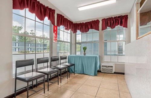 Tallahassee Cabin | Econo Lodge Tallahassee Downtown - University