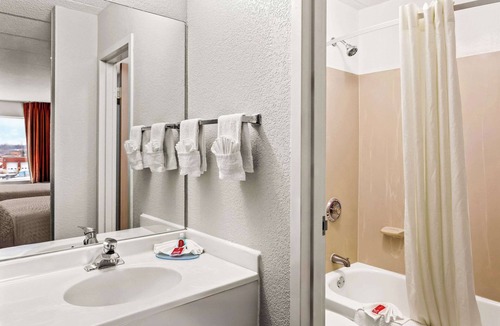 Willowbrook Hotel | Econo Lodge Willowbrook