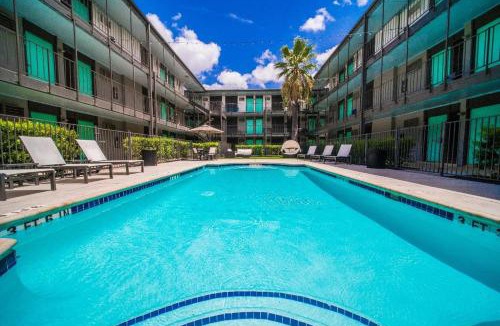 Riverside Apartment | Economy King Bed Suites w Pool, Next to Downtown