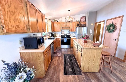 Phillips House | Edgewater Retreat on Beautiful Soo Lake!