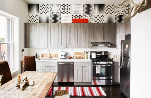Logan Square House | El Motel Tres Penthouse in Logan Square that sleeps 12 + grill & backyard patio