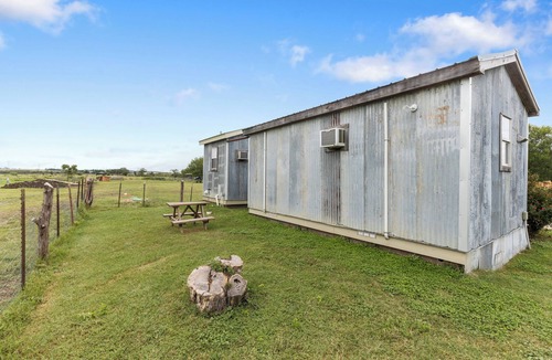 Prairie Lea Apartment | El Olivo - Goats + Fast Wi-Fi + 10 min to town