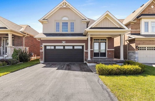 Virgil House | Elegant home with hot tub close to wineries, US border, shopping Niagara falls