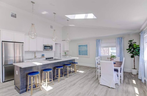 Yachting Village Apartment | Elegant Thames St. Loft w/View of Town and Harbor