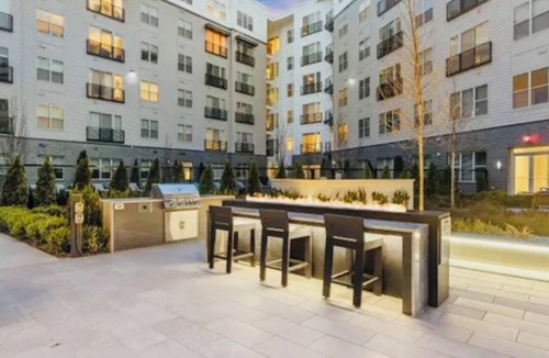 Everett Apartment | Elite Resort Home Pool, Jacuzzi, Basketball Sleeps 16+ King Beds Shuttle