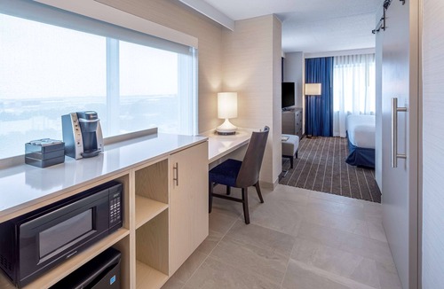 East Boston Hotel | Embassy Suites Boston Logan Airport