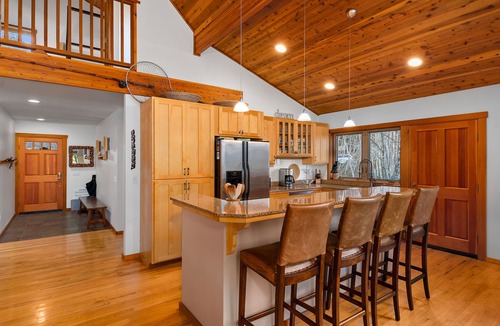 Shelton Cabin | Enchanting Lindal Waterfront Cabin
