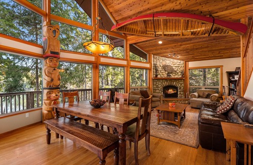 Shelton Cabin | Enchanting Lindal Waterfront Cabin