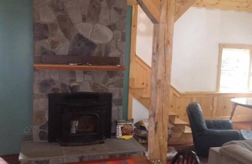Putney Cabin | Enchanting pet-friendly and private cabin with cozy pellet fireplace