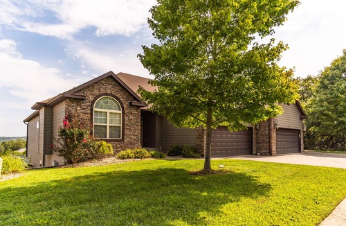 Branson West Villa | Enchanting Stonebridge Resort Villa just minutes from Silver Dollar City!