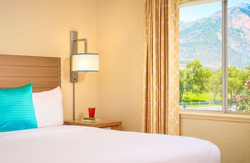 Flagstaff Hotel | Enjoy a Hassle-Free Stay! 3 Modern Units, Close to Bushmaster Park, Pet-Friendly