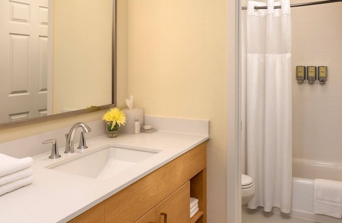 Flagstaff Hotel | Enjoy a Hassle-Free Stay! 3 Modern Units, Close to Bushmaster Park, Pet-Friendly
