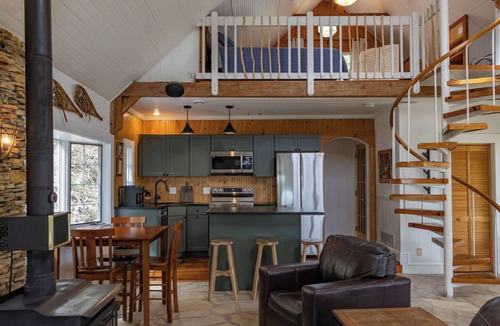 Sabula Cabin | Enjoy the Mississippi 5 minutes from Stone Bluff Cabin! Fishing & Bird Watching!