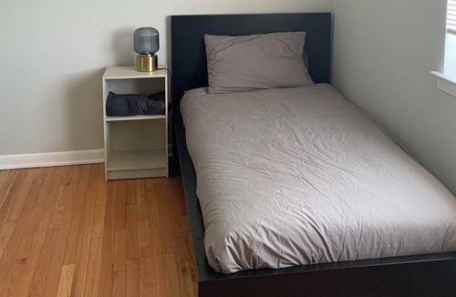 Des Plaines Apartment | Enjoy this comfortable apartment in a quiet Chicago Northwest Suburb.