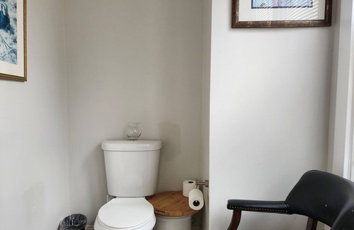 West Baltimore Apartment | Enjoyable 1-bedroom apartment with AC in vibrant Baltimore