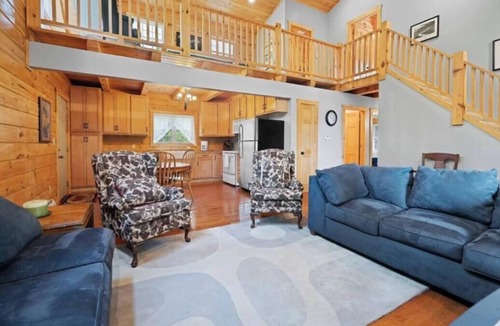 Loretto Cabin | Enjoyable 4-bedroom cabin with AC in Niagara, on a private 56 acre lake