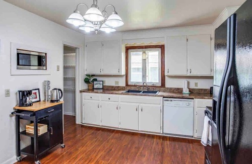 Rochester House | Enjoyable Home by Airport and Dwtn