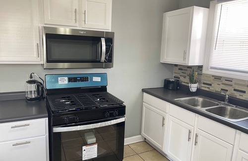 Park Forest House | Entire Cozy Home + Free Parking + Fast Wi-Fi & Located in Central Area