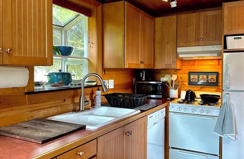 Odell Cabin | Escape to a serene retreat nestled on a 2 acre lavender farm in Hood River, OR
