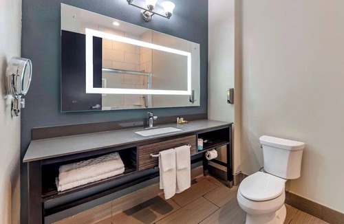 Pflugerville Hotel | Escape to a Tranquil Room Near Lake Pflugerville - 3.5 miles | Free Breakfast