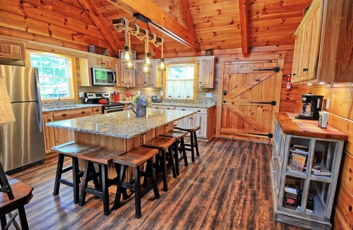 Fleetwood Cabin | Escape to Mountain Dreams in West Jefferson, NC: A cozy 4-bedroom cabin for 10!