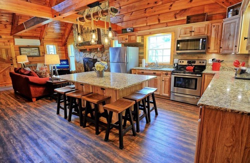 Fleetwood Cabin | Escape to Mountain Dreams in West Jefferson, NC: A cozy 4-bedroom cabin for 10!
