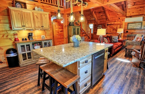 Fleetwood Cabin | Escape to Mountain Dreams in West Jefferson, NC: A cozy 4-bedroom cabin for 10!