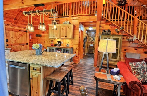 Fleetwood Cabin | Escape to Mountain Dreams in West Jefferson, NC: A cozy 4-bedroom cabin for 10!