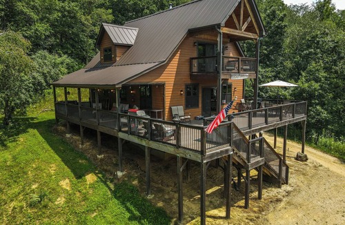 Tomah Cabin | Escape to the woodland getaway of The LeClaire Lodge - PET FRIENDLY!