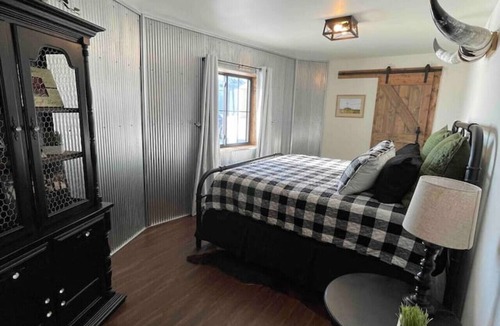 Warroad Other | Etta’s Bin-luxury, endless amenities, hot tub