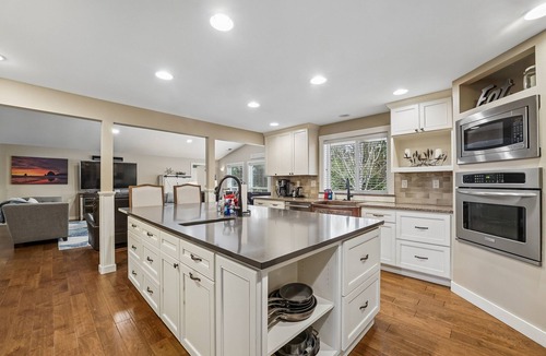 Tolovana Park House | Experience coastal comfort at Tolovana Footprints, a spacious 4-bedroom home in Cannon Beach.