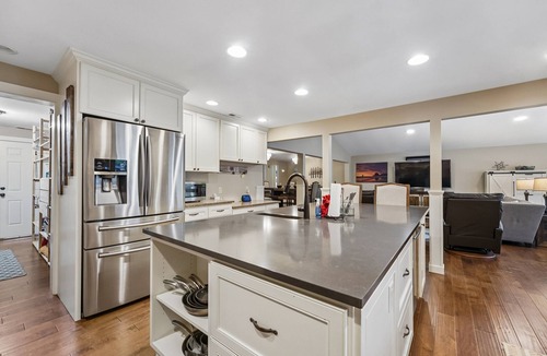 Tolovana Park House | Experience coastal comfort at Tolovana Footprints, a spacious 4-bedroom home in Cannon Beach.