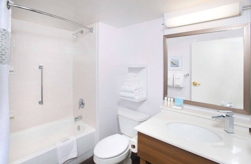 Parole Hotel | Experience Historical Annapolis + Complimentary Breakfast! Outdoor Pool!