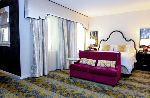 Kalorama Heights Hotel | Experience Premium Comfort Near Dupont Circle in Junior Suite Room w/King Bed