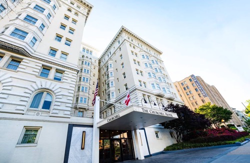 Kalorama Heights Hotel | Experience Premium Comfort Near Dupont Circle in Junior Suite Room w/King Bed